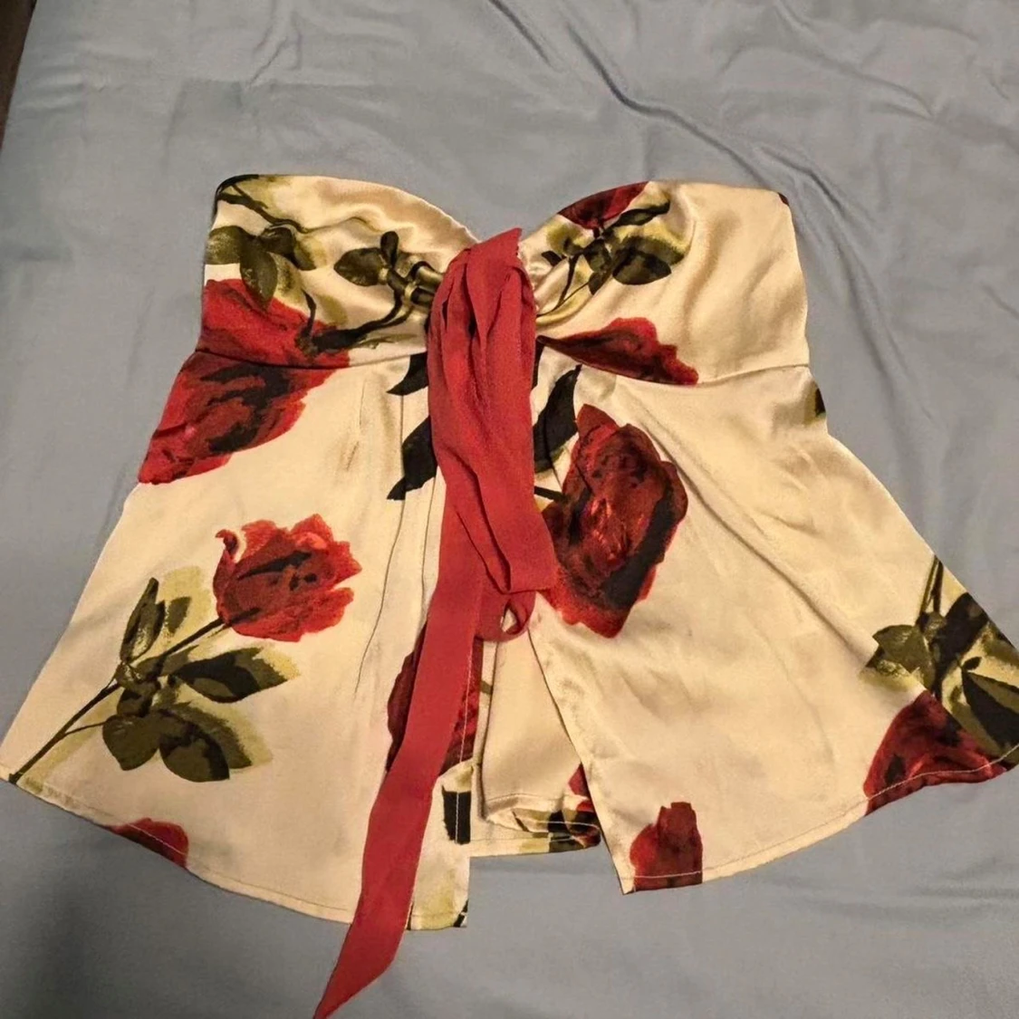 Blommig halterneck topp från Urban Outfitters - 1