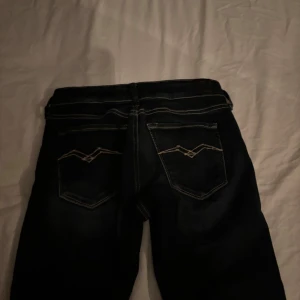 Replay skinny jeans mörkblå, stl 24 - Mörkblå skinny jeans från Replay, modell Luz. Snygga kontrastsömmar och klassisk femficksdesign. Jeansen har smal passform och är tillverkade i stretchigt denim för en bekväm känsla. Perfekta för dig som gillar en tight siluett.