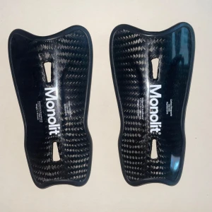 Monolit benskydd  - Säljer ett par monolit benskydd som jag köpte på början av året för 750kr, de är i nyskick och har inga repor eller skador alls, känns knappast som att man har benskydd på plan. 