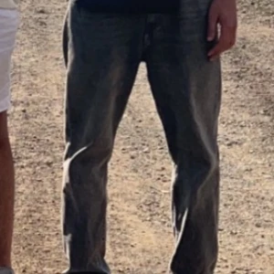 Grå raka jeansbyxor - Säljer ett par mörkgrå ’90s wide jeans från Bershka. Säljer då byxorna ej passar längre. Storlek Eur 42, USA 32