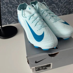 Nike Mercurial Vapor 14  - Säljer ett par Nike Mercurial Vapor 14 Elite FG fotbollsskor i ljusblått. Skorna är använda en gång och är för små för min egen del. Hör av dig vid eventuell fråga. Priset kan förändras vid snabb affär. 👏👏