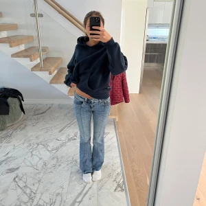 Lågmidjade bootcut jeans - Säljer ett par snygga lågmidjade jeans i ljusblå denim med bootcut-snitt. Jeansen är i storlek 36 och är använda 1 gång. 