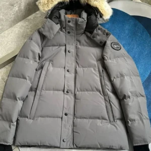 Grå dunjacka med fuskpäls  - Säljer en grå dunjacka från C med avtagbar huva och fuskpäls. Jackan har långa ärmar, dragkedja och knappar framtill samt två stora fickor. Perfekt för kalla vinterdagar och riktigt snygg streetstil.