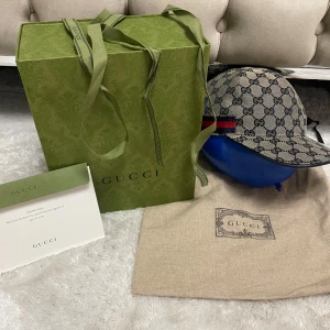 gucci cap navy  - Helt ny gg keps i storlek S och du får med allt i bilden. för mer info är det bara att skriva, priset är inte hugget i stenen!