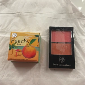 W7 Peachy Beach & Duo Blusher - Två rouge från W7: Peachy Beach i persikoton med tillhörande borste i fyrkantig grön ask, samt Duo Blusher med två nyanser – en rosa och en persikoorange – i svart plastförpackning med spegel och liten borste. Perfekt för att skapa fräsch färg på kinderna. Nästan aldrig använt dock använt peachy beach några fler gånger