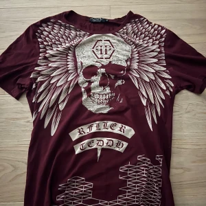 Vinröd Philipp Plein t-shirt  - Säljer min vinröda philipp plein limited edition t-shirt då jag sällan använder den. 