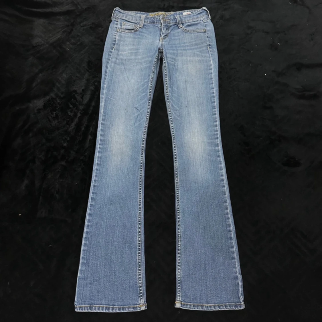 Ljusblå lågmidjade bootcut jeans
