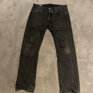 Levi's 501 svarta och ljusblå jeans - Två par klassiska Levi's 501 jeans, ett par i svart tvätt och ett par i ljusblå denim. Båda har raka ben, fem fickor och knappgylf. Perfekta för dig som gillar tidlös stil och vill ha jeans som funkar till allt. Storlek W31 L30 på de svarta och W32 L30 på de ljusblåa! De ljusblåa är aldrig använda!Ljusblåa=450kr. Svarta=350kr. Båda=650kt