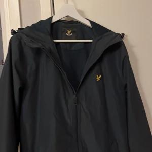 Marinblå vindjacka från Lyle & Scott - marinblå vindjacka från Lyle & Scott används ej, nypris 600-1000