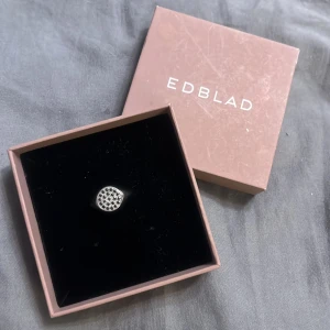 Edblad ring  - säljer denna stilrena ring med svarta stenar på. unik och snygg och passar perfekt till alla outfits. Storlek 17.50.❤️