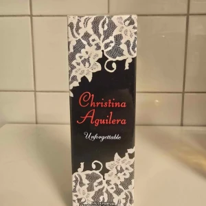 Fyra trendiga parfymer för henne - Upptäck fyra olika parfymer: Christina Aguilera Unforgettable, Cool de Saphir, Chopard Casmir och Lattafa Yara. Perfekta val för dig som vill testa nya dofter och hitta din nya favorit. Snygga förpackningar och populära märken. Skriv för pris/info