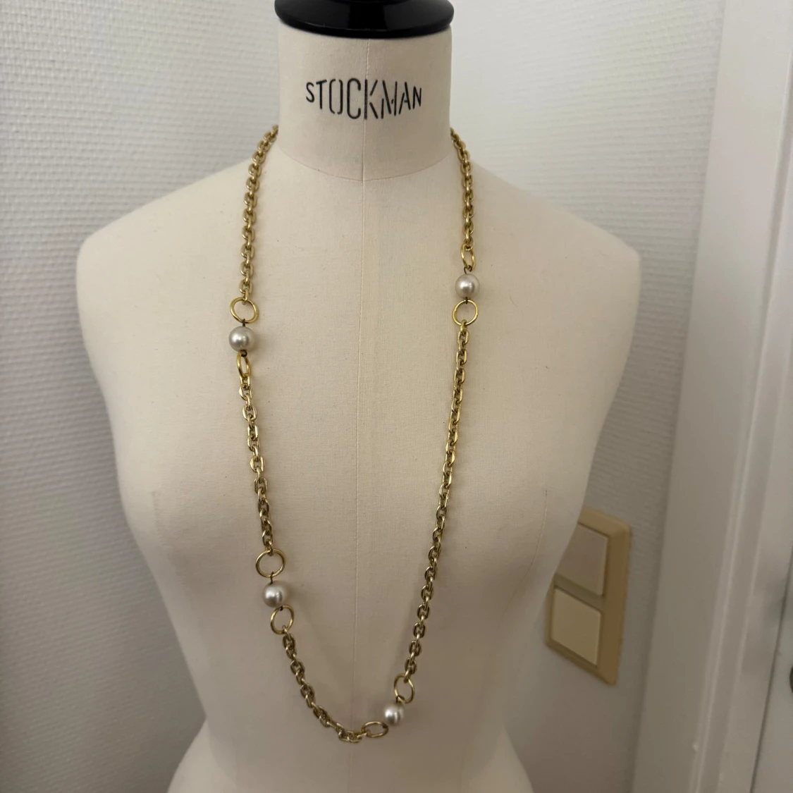 Guldfärgat halsband med pärldetaljer