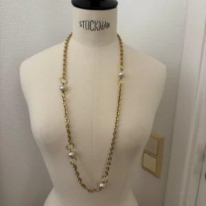 Guldfärgat halsband med pärldetaljer - Krimskrams. Halsband. Lättmetall. GRATIS om du köper något annat av mig. Hämtas i Hägersten om du vill slippa frakt. Var även uppmärksam på när Plick erbjuder fraktfritt ibland på dyrare plagg. Följ mig gärna. Har mycket att lägga ut i olika storlekar! 