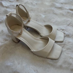 Klackskor  - Ett par krämvita klackar från bubbelroom, använda en gång på balen. Passar perfekt till val eller student. Ordinarie pris 599kr