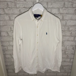 Ralph Lauren skjorta - Ralph Lauren Featherweight Mesh skjorta i mycket bra skick. Vit, klassisk modell i lite tjockare och slitstarkare tyg. Perfekt både till vardag och mer uppklädda tillfällen. Hör av dig vid intresse! 🙌