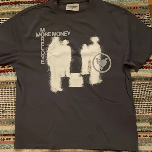 More money more love T-shirt  - More money more love tröja, som nytt skick. Medium oversized
