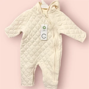 Baby overall i storlek 62/68 - Söt baby overall i färgen beige passar perfekt för hösten helt ny inte använd med prislappen på😍😊