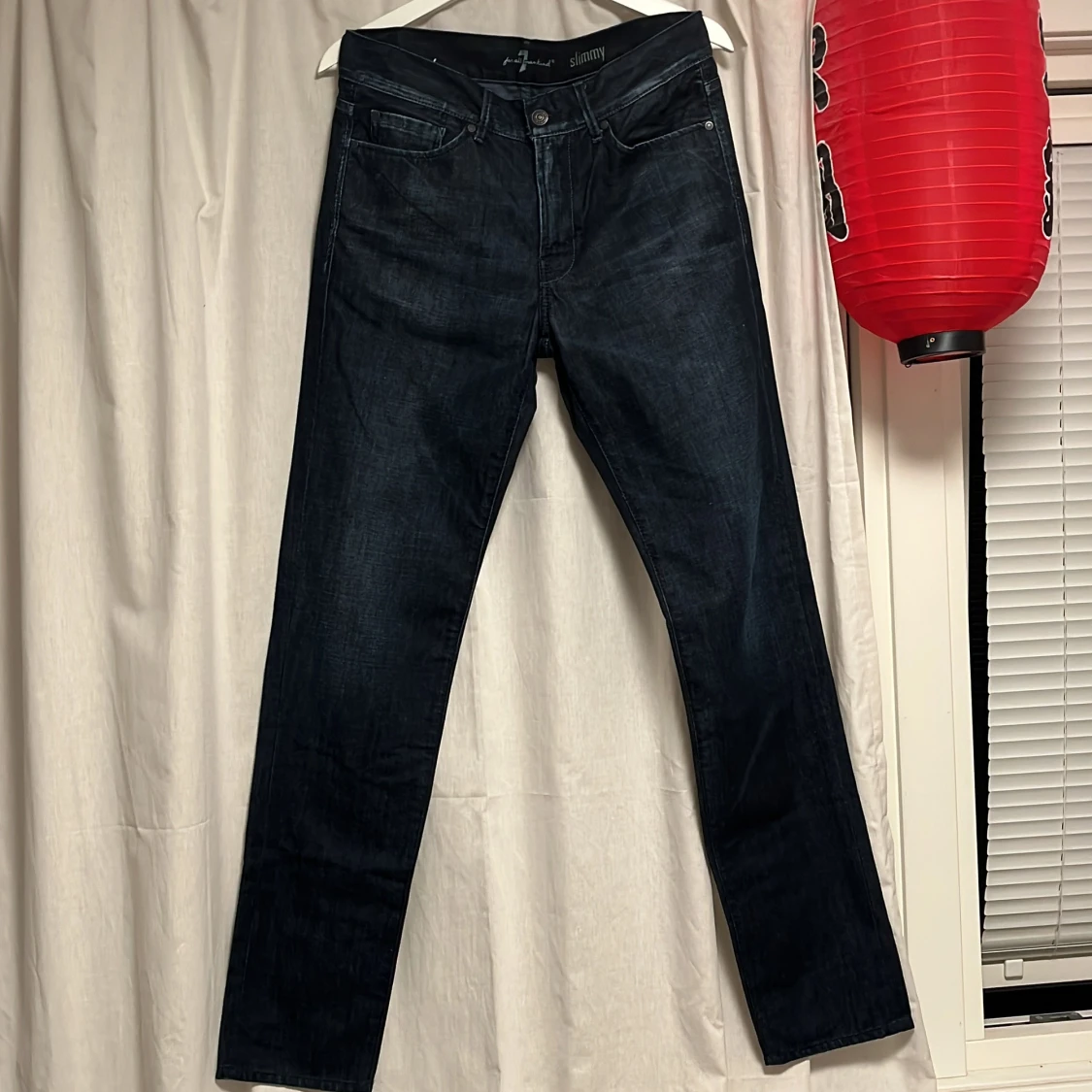 Mörkblå slim jeans från 7 For All Mankind