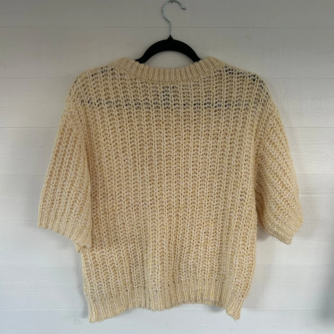 Gul stickad tröja - 1