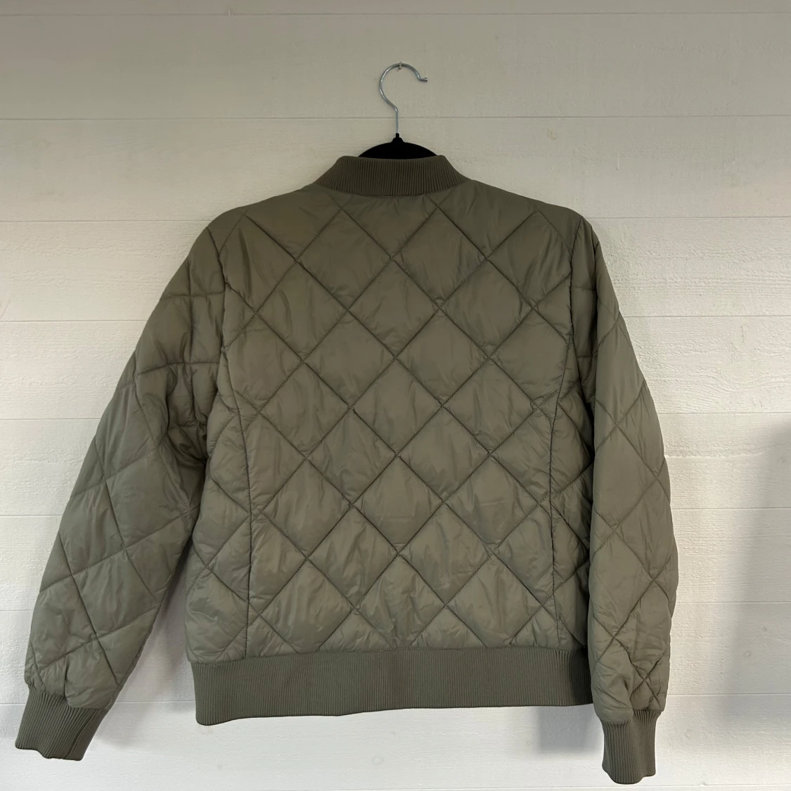 Quiltad bomberjacka i grönt - 1