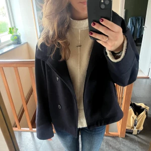 Marinblå kort kappa - Marinblå jacka från Gina Tricot💙 perfekt till hösten! Kan sänka priset vid snabb affär