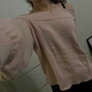 Ljusrosa offshoulder stickad tröja - Superfin ljusrosa offtheshoulder stickad tröja från H&M! Är i storlek M men skulle ABSOLUT säg att den passar xs och S bäst💓