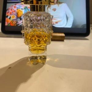 Paco rabanne parfym - Unik parfymflaska från Paco Rabanne med snygga gulddetaljer och cool design. Perfekt för dig som vill sticka ut och addera en trendig touch till din samling. Ca hälften använt så perfekt för att testa