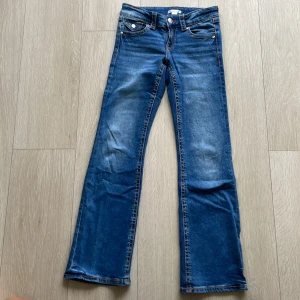 Blå bootcut jeans från Gina Tricot stl 158 - Snygga blå jeans från Gina Tricot i storlek 158. Aldrig använda, ny pris 359