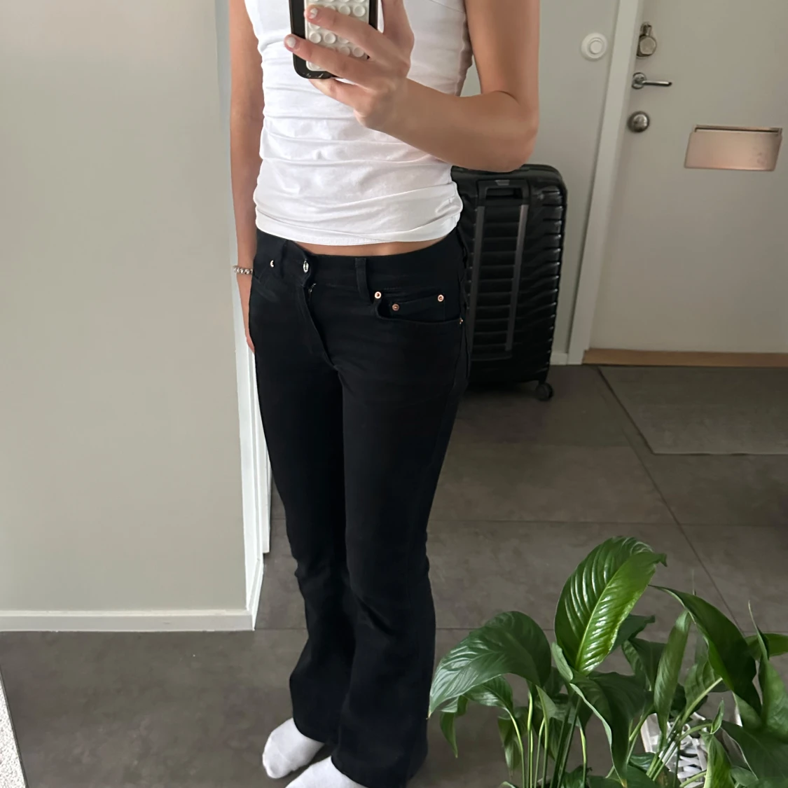 Svarta bootcut jeans från Gina - 1