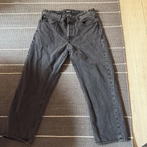Jack and Jones jeans - Säljer ett par svarta Jack and Jones jeans, bra skick inga defekter
