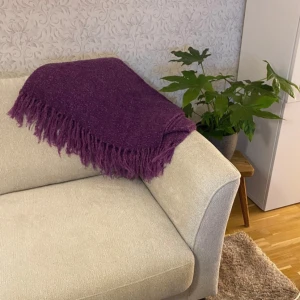 Filt/pläd med fransar.  - Tunnare vävd filt med fransar i ett härligt mjukt material. Obetydligt använd.  Säljes då vi har bytt färger i rummet där filten skulle vara.  Inga defekter vad jag kan finna förutom att tvättrådslappen är bortklippt.  Längd 160 cm plus fransar, bredd 133 cm. Rök- och djurfritt hem. 