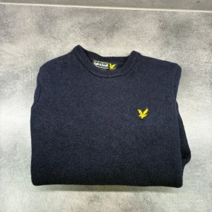 Marinblå Kashmir tröja  - Säljer denna feta tröjan i fint skick. Tröjan är S men passar XS kom gärna med prisförslag och vid fundering mvh