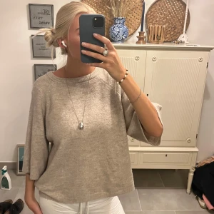 Beige stickad tröja med trekvartsärm - Supermjuk och oversized beige stickad tröja med rund hals och trekvartsärmar. Lätt att matcha med både jeans och mjukisbyxor. Enkel och stilren design som funkar året runt. Knappt använd då jag har för mycket kläder…