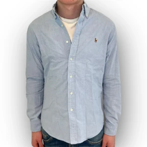 Ralph Lauren Skjorta - Trendig Ralph Lauren Skjorta | Perfekt för våren/sommaren | Skick 9,5 inga defekter | Storlek S | Färgen ljusblå | Hör av er för mer information/bilder!