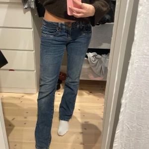 Blå LTB jeans Valerie W27 L30 - Snygga blå jeans från LTB. Jeansen har låg midja och är i bra skick. Säljer pågrund av att de inte passar mig. Priset kan sänkas. Orginalpris: 800kr. 