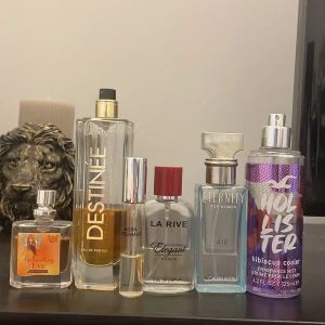 Mix av populära damparfymer - Flera trendiga parfymer och body mist för dig som vill testa olika dofter. Inkluderar märken som La Rive, Calvin Klein och Hollister. Perfekt för dig som gillar att variera din stil. Volym på Hollister: 125 ml.