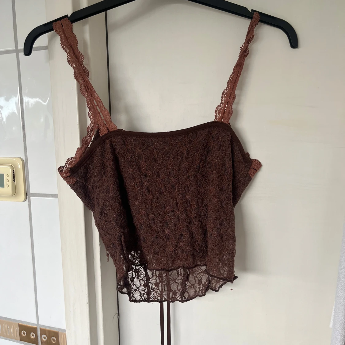 Brun spetsig linnetopp med snörning - 1