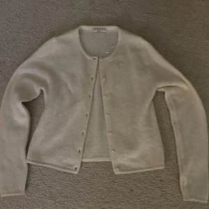Vit kofta från Gina Tricot - Mysig beige kofta från Gina Tricot i storlek S. Använd max 3 ggr så den är i nyskick.😊