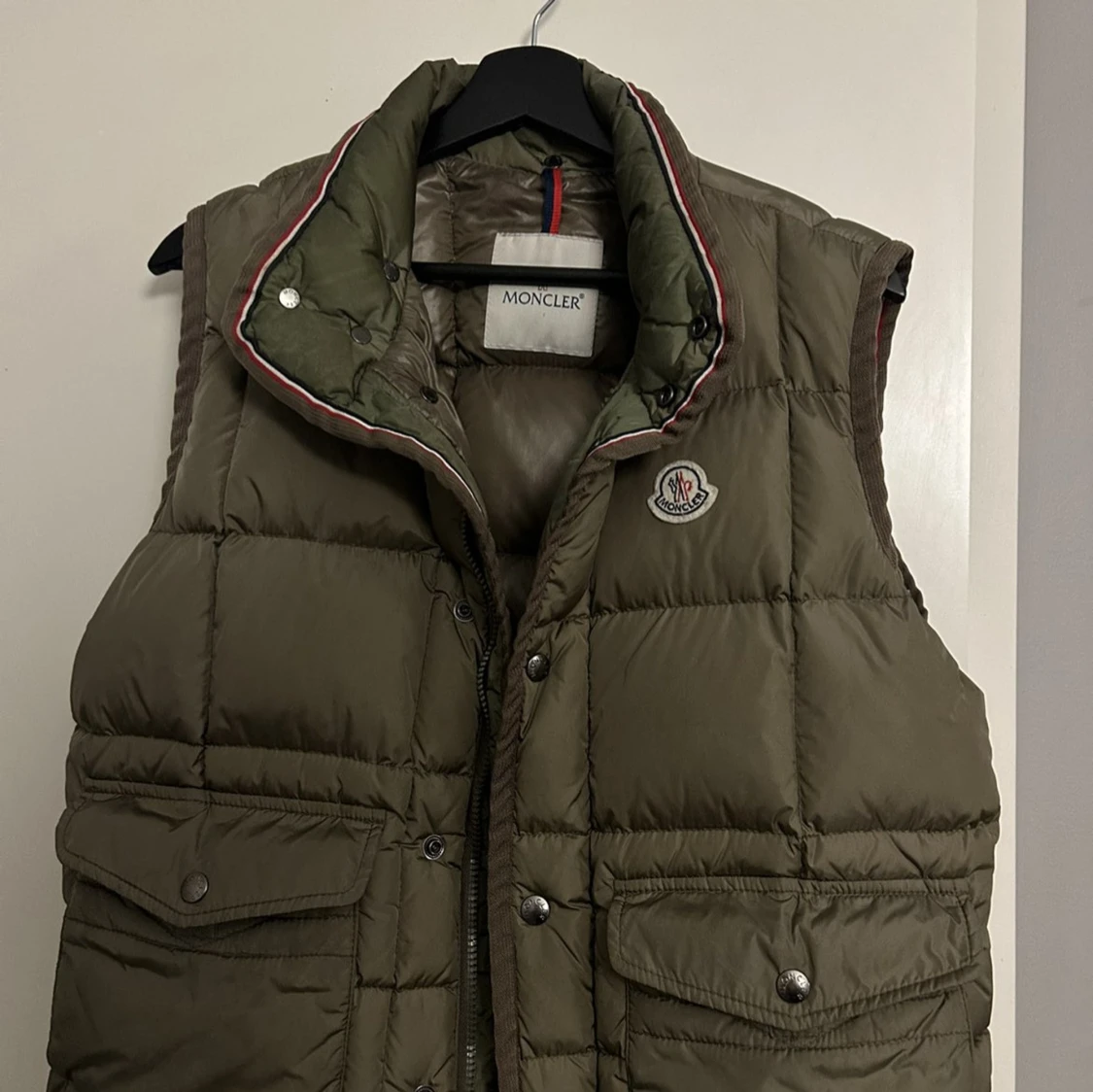 Olivgrön dunväst från Moncler
