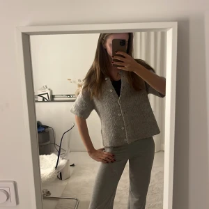 Grå stickad trekvartärmad kofta  - Jättefin grå trekvartärmad kofta från Gina🥰säljer för att jag har en likadan 🤗