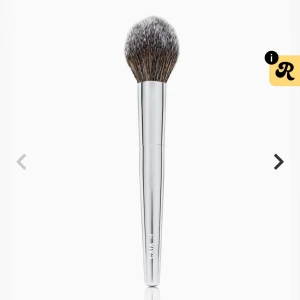 Silvrig sminkborste från CAIA - Caias powder/bronzer brush, nypris 245, pris kan diskuteras❤️