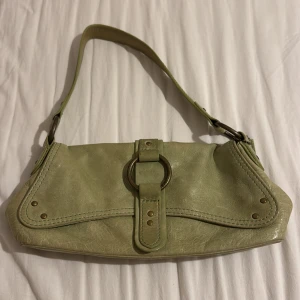 Väska esprit - En grön jättesnygg vintage väska från esprit väldigt unik använt några gånger