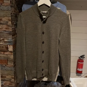 Cardigan Suitsupply - Säljer en schysst cardigan från suitsupply som är i 100% merinoull, strl S och passar mig som är 170cm och väger 60kg, för mer info eller bilder är det bara att skriva!