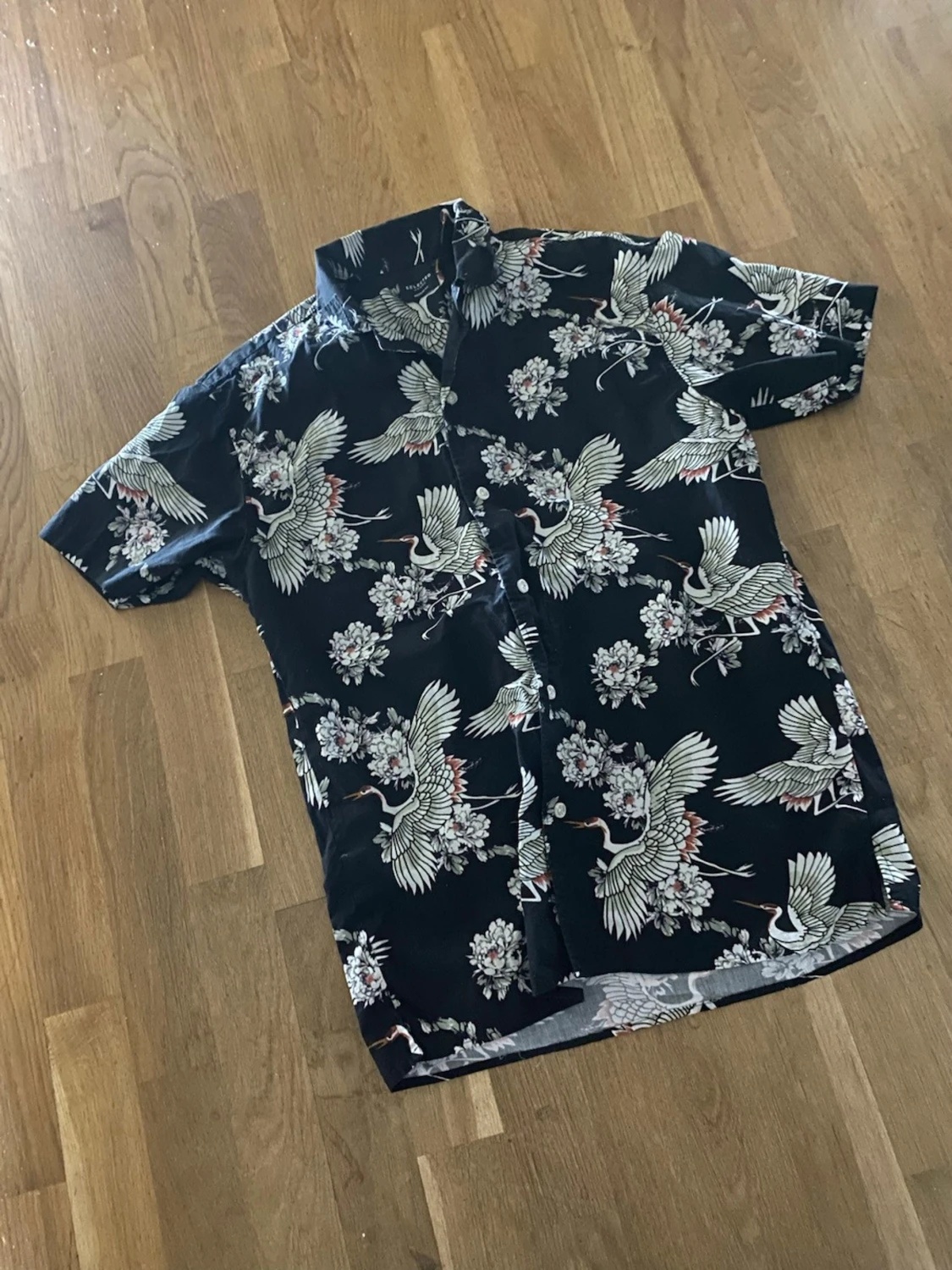 Svart blommig skjorta med fågelmönster - 1