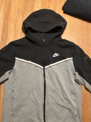  Nike tech - Säljer en fin grå Nike tjej 