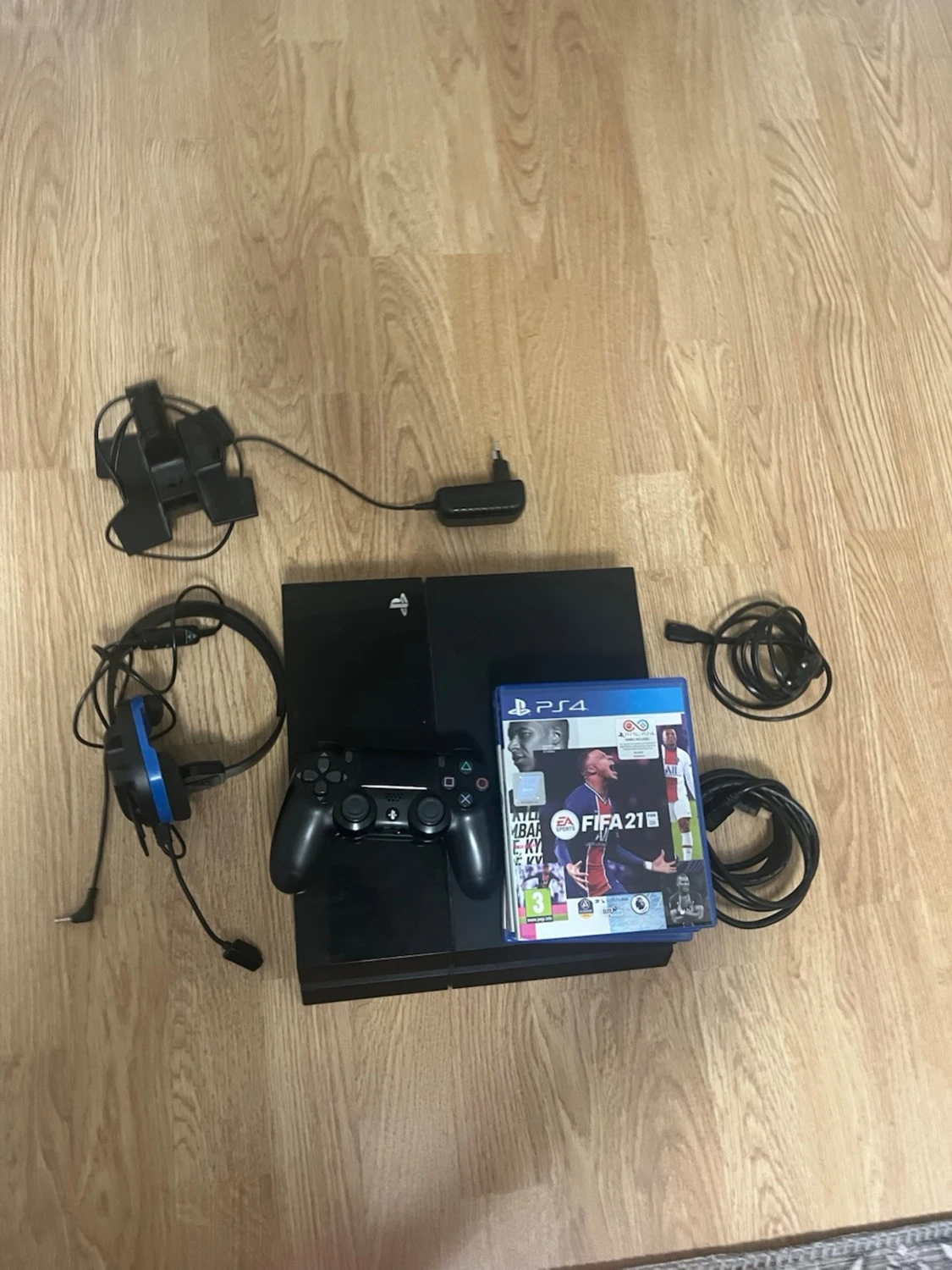 PlayStation 4 med tillbehör och FIFA-spel - 1