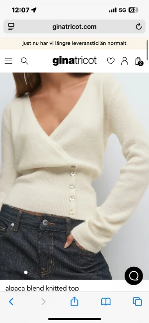 Krämvit omlottkofta från Gina Tricot - Supermjuk och krämvit omlottkofta i alpackablandning från Gina Tricot. Koftan har v-ringning, långa ärmar och snygga knappar längs sidan. Perfekt för lager-på-lager och ger en chill men ändå stilren vibe. Använd några gånger men fortfarande i super fint skick! 