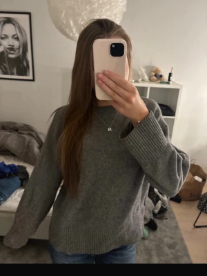 Grå stickad tröja - Grå stickad tröja, lite nopprig 