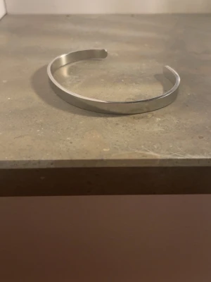 Silver armband - Säljer silver armband i nyskick endast 10 st kvar, till bra pris, de är även justerbart