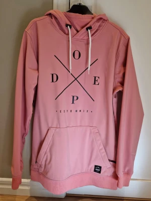 Rosa skidjacka från Dope - Säljer en snygg rosa skidjacka  från Dope med stor magficka och vit snörning i huvan. Vid snabb affär kan jag tänka mig sänka priset! 